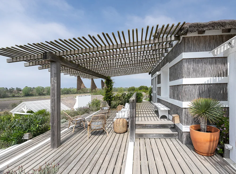 Weiße Innenräume und auffallende Details: Traditionelles Strandhaus in Portugal - Gallery image 16