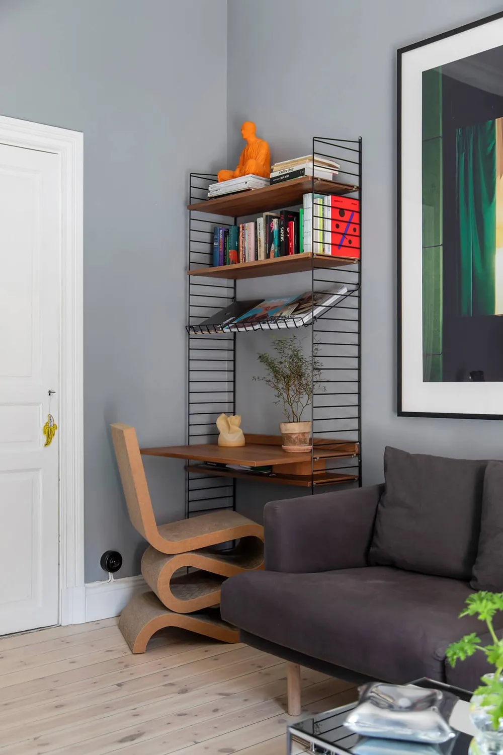 Mały apartament muzyka w Stokholmie z szarymi ścianami i przegrodą (33 m²) - 2