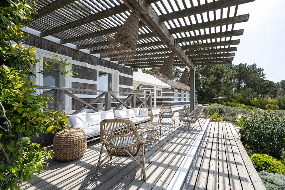 Weiße Innenräume und auffallende Details: Traditionelles Strandhaus in Portugal - Gallery image 17