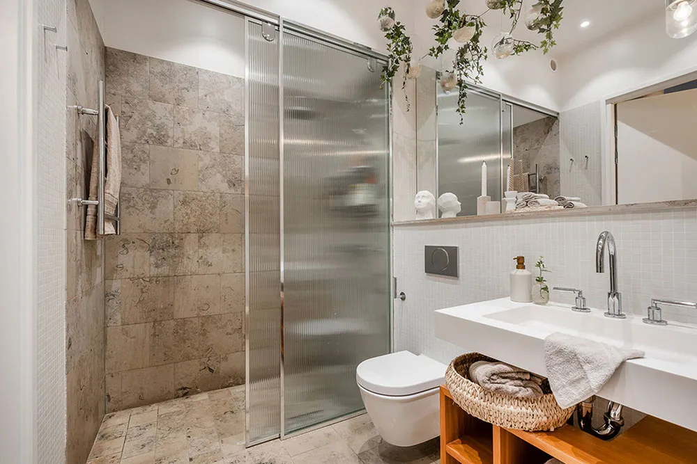 Altos techos y terraza: única vivienda en antiguo edificio de fábrica en Estocolmo - Gallery image 23