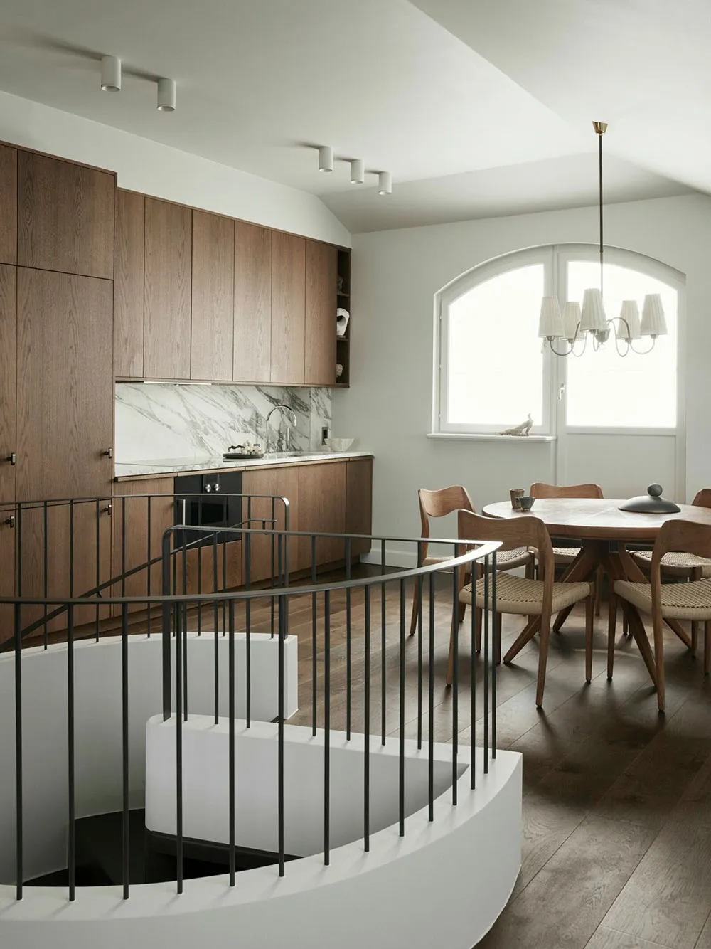 “रैपंज़ेल की तरह जीना: स्वीडन में एक जल-टावर में स्थित अपार्टमेंट” - Gallery image 3