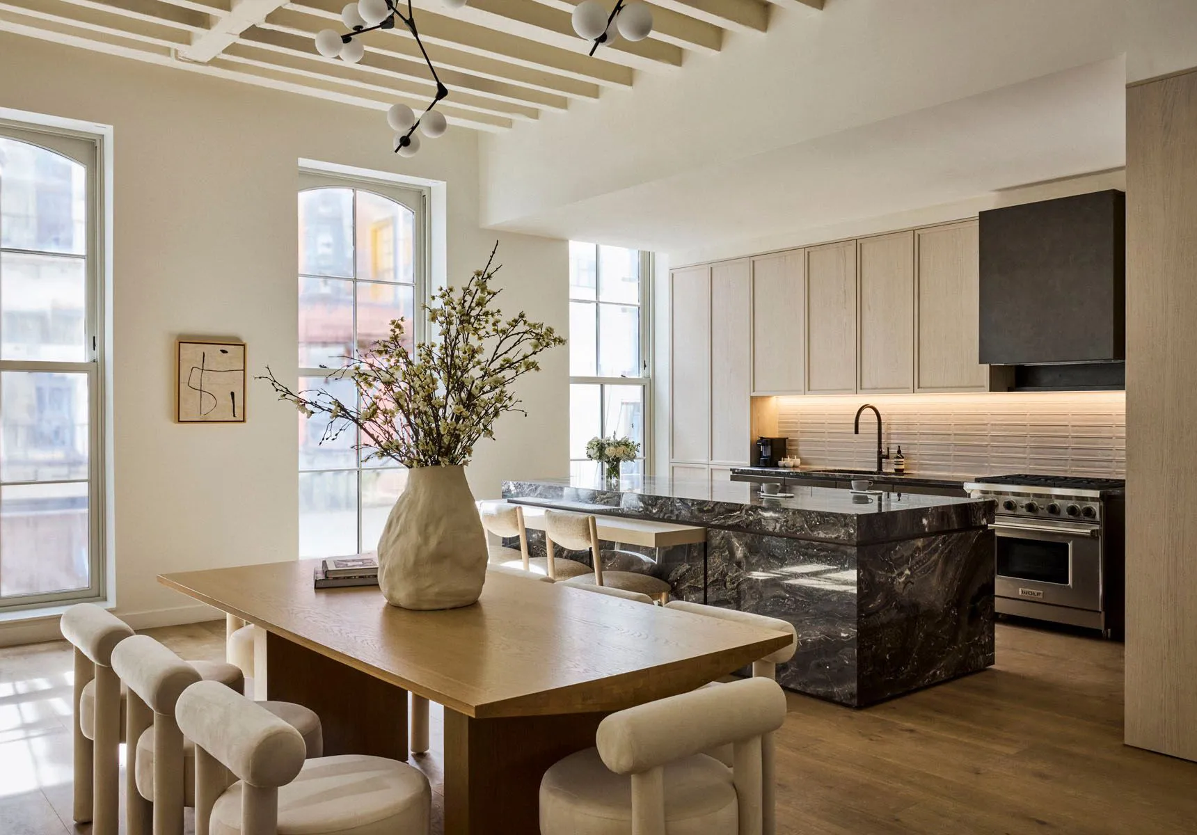 Modny dekor w ciepłych tonach i otwarte przestrzenie: loft w Nowym Jorku - Gallery image 4