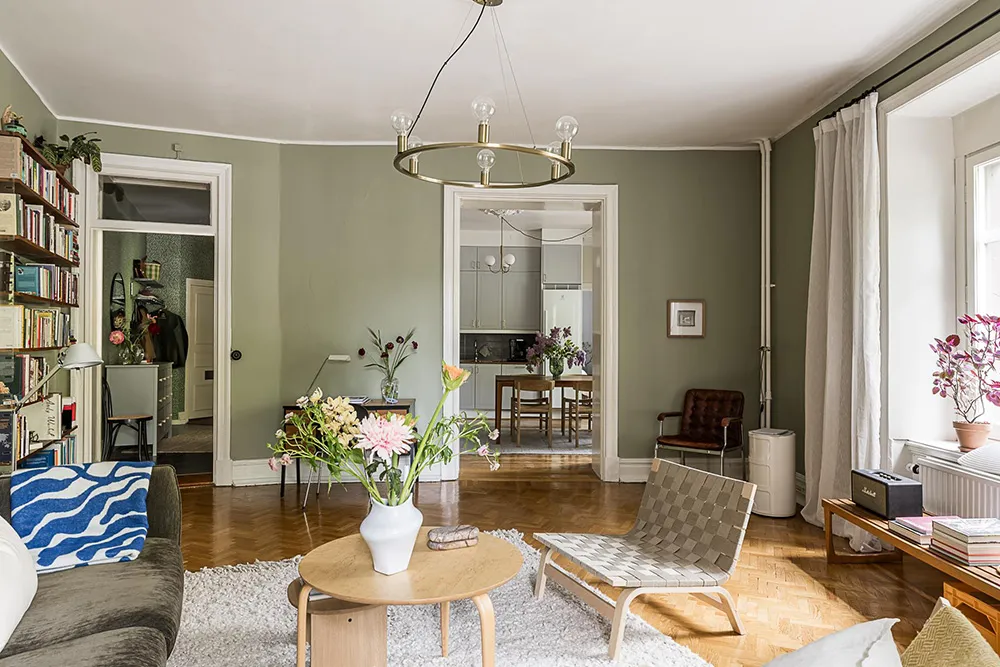 Huile d'olive et autres teintes vertes dans le design d'un appartement suédois (76 m²) - Gallery image 9