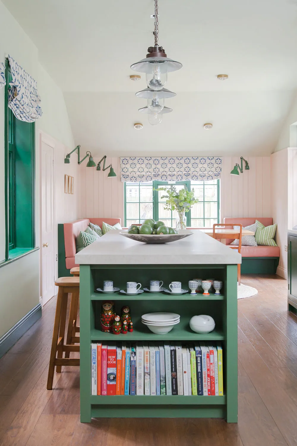 लंदन में सौंदर्यपूर्ण अंग्रेजी क्लासिक, जिसमें हल्के पेस्टल रंगों का उपयोग किया गया है। - Gallery image 7