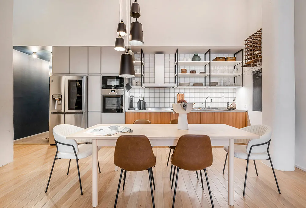 Altos techos y terraza: única vivienda en antiguo edificio de fábrica en Estocolmo - Gallery image 9