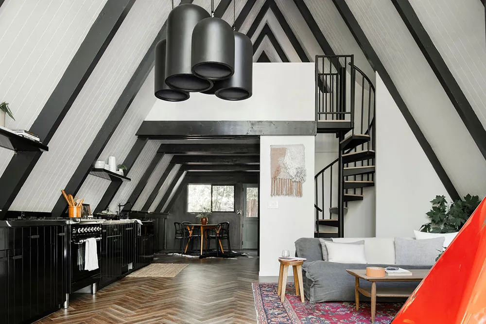 Accents noirs et cheminée rouge : une maison en forme de A dans la forêt - Gallery image 7