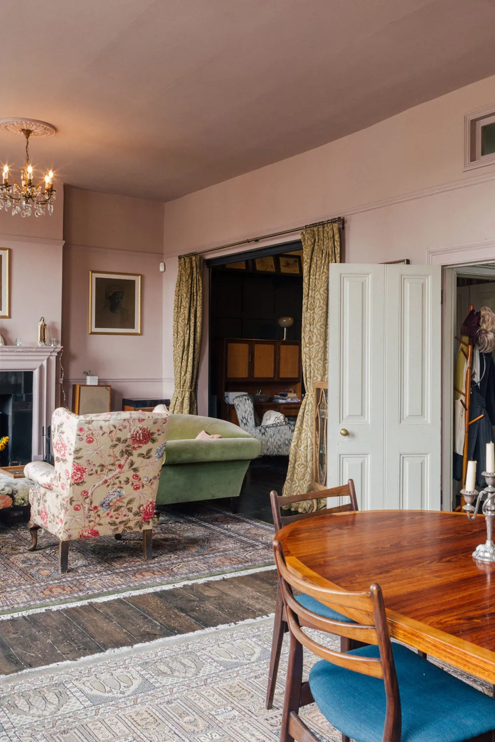 Schönes englisches Haus mit stoffrosa Wohnzimmer - Gallery image 15