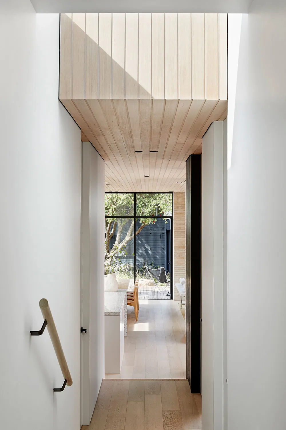 Piedra, madera, ladrillo: un interior moderno acogedor en Melbourne - Gallery image 10