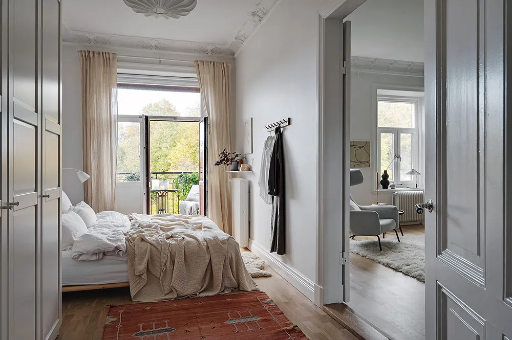 Grüne Herd und warme Akzente: verfeinertes Interior einer Wohnung in Göteborg (94 qm) - Gallery image 9