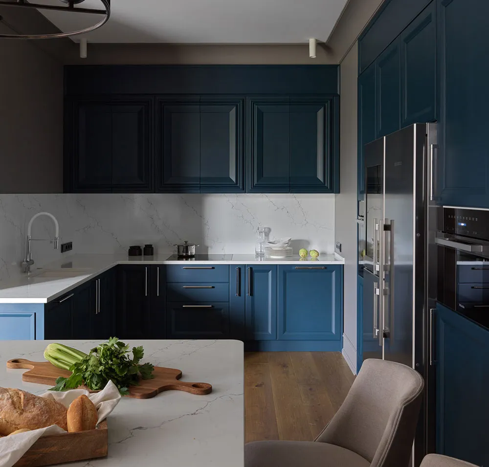 गहरे रंग एवं उत्कृष्ट आधुनिक डिज़ाइन: मॉस्को में एक युवा परिवार के लिए एक शानदार अपार्टमेंट - Gallery image 5