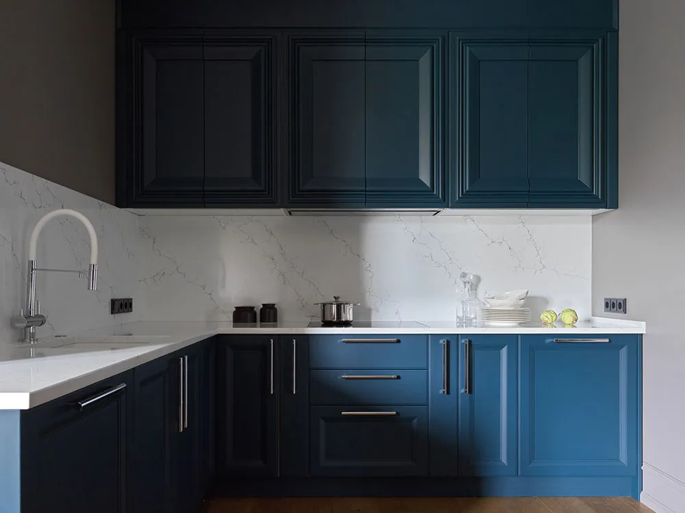 गहरे रंग एवं उत्कृष्ट आधुनिक डिज़ाइन: मॉस्को में एक युवा परिवार के लिए एक शानदार अपार्टमेंट - Gallery image 6