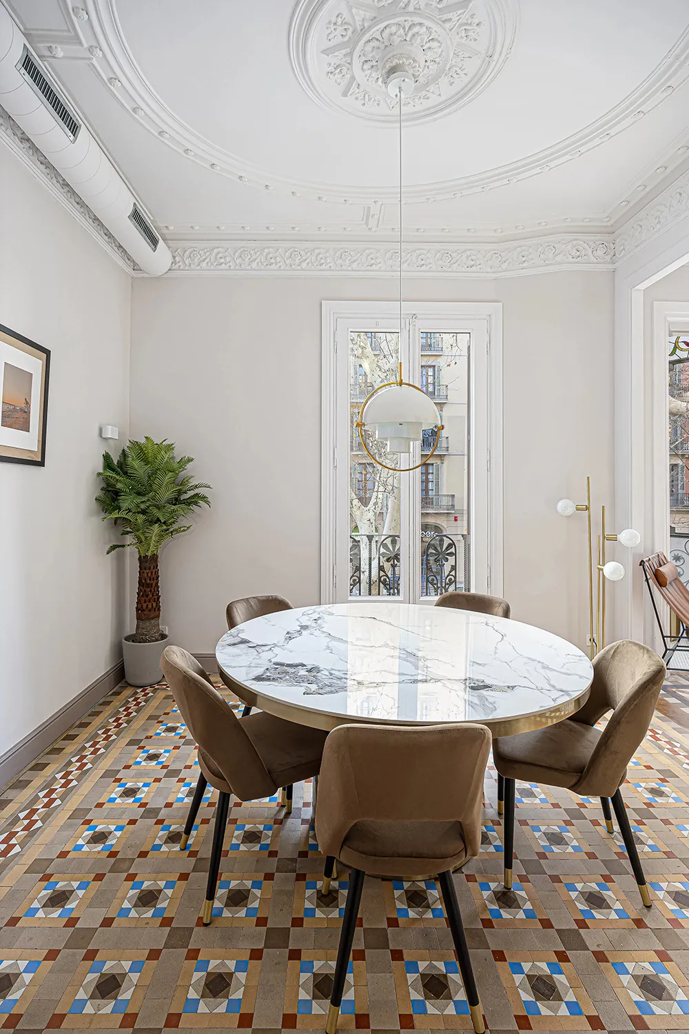 Płytka i inne unikalne detale: słońce w apartamencie w Barcelonie - Gallery image 10