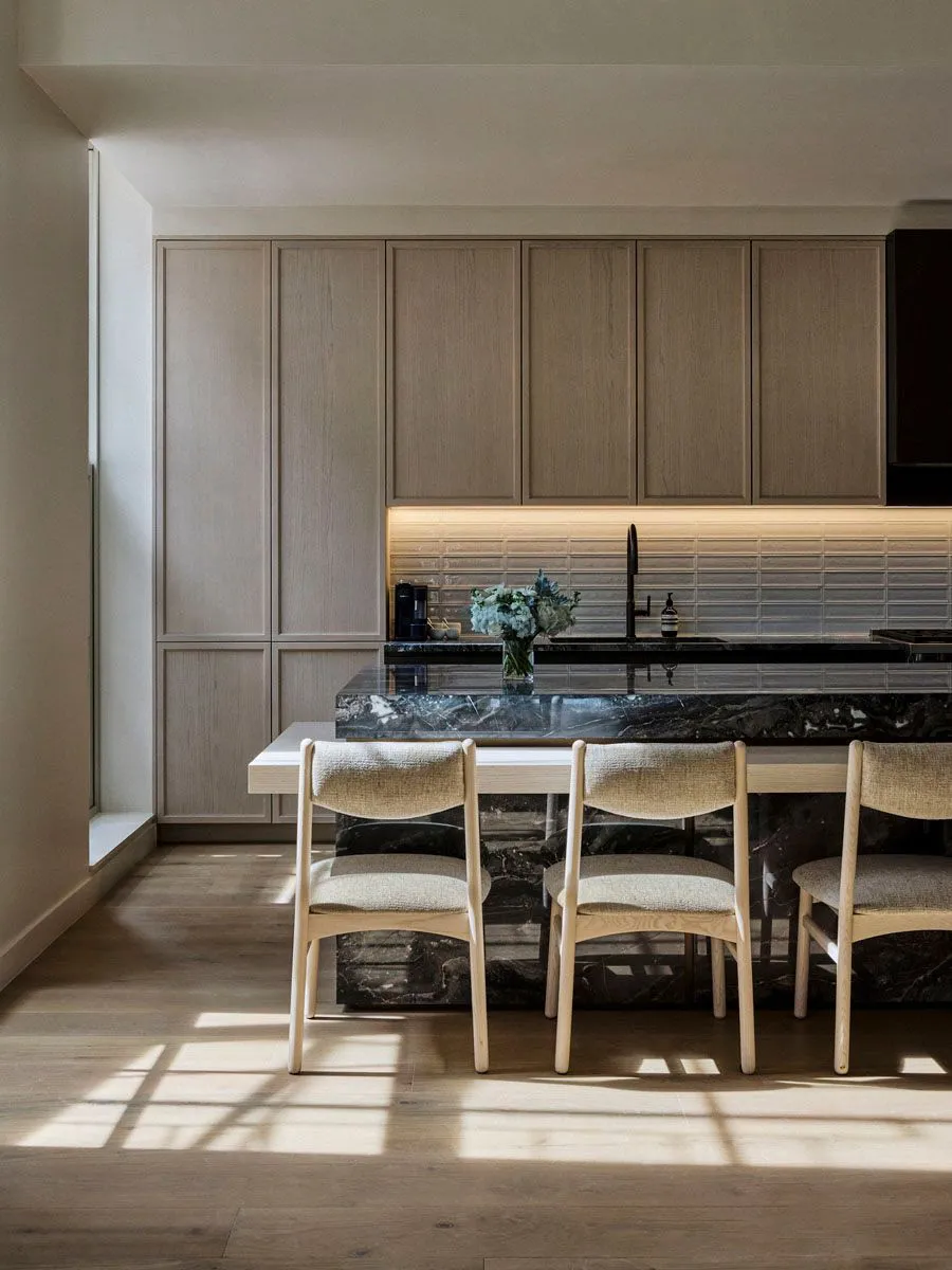 Modny dekor w ciepłych tonach i otwarte przestrzenie: loft w Nowym Jorku - Gallery image 7