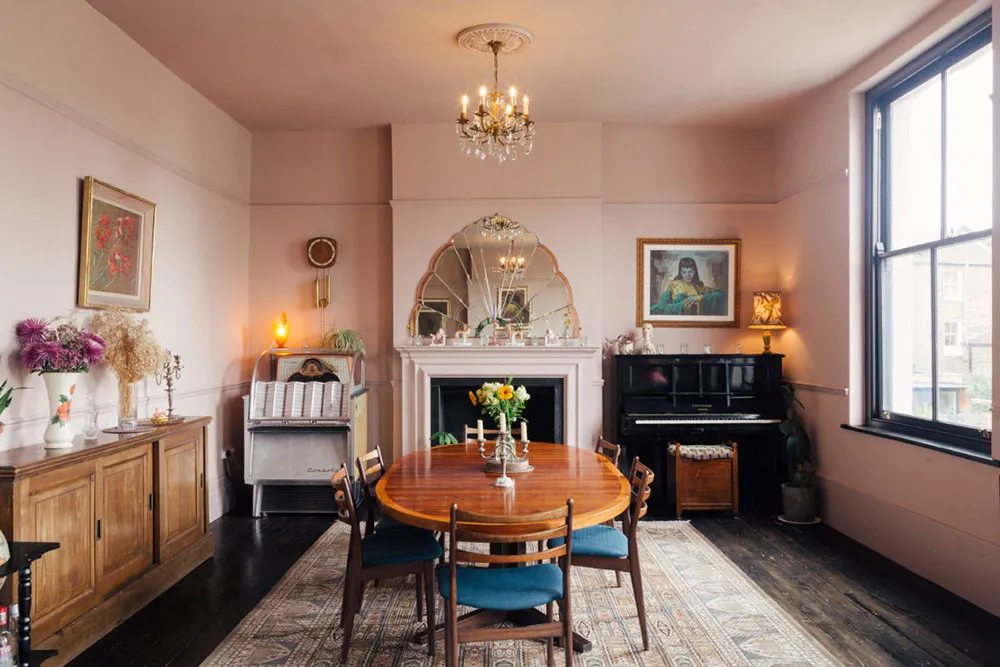 Schönes englisches Haus mit stoffrosa Wohnzimmer - Gallery image 7