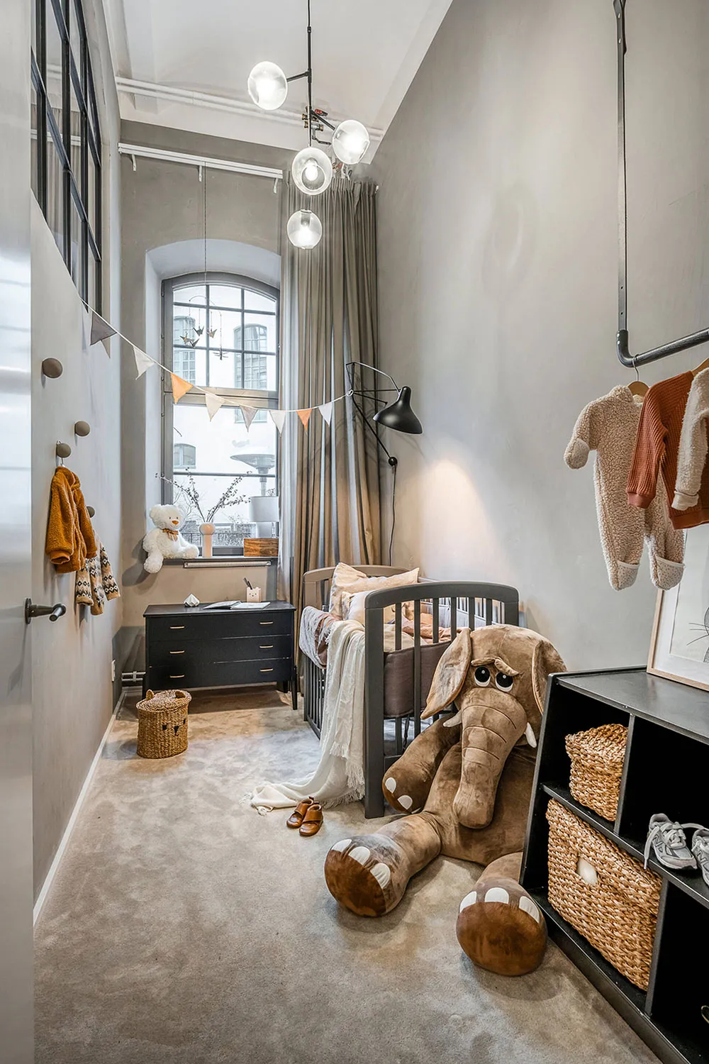 Altos techos y terraza: única vivienda en antiguo edificio de fábrica en Estocolmo - Gallery image 18