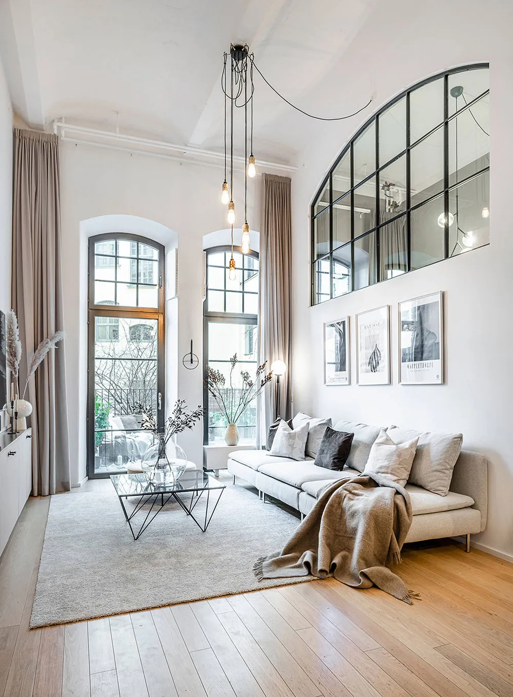 Altos techos y terraza: única vivienda en antiguo edificio de fábrica en Estocolmo - Gallery image 1