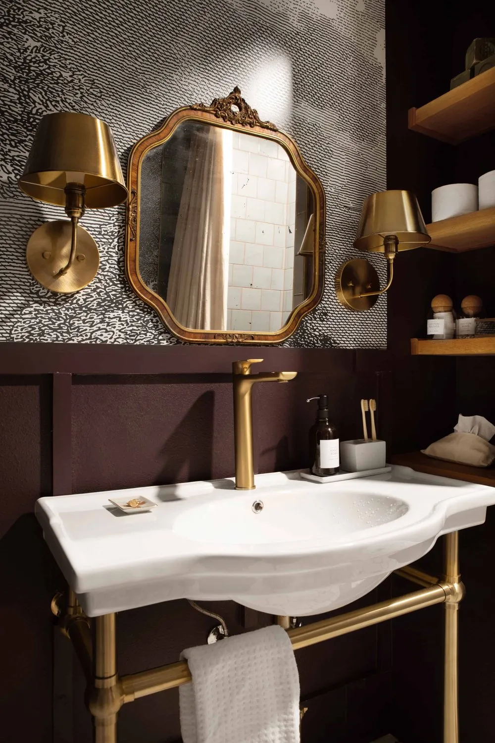 Acogedor cabaña rural en Texas con elementos oscuros en el diseño - Gallery image 7