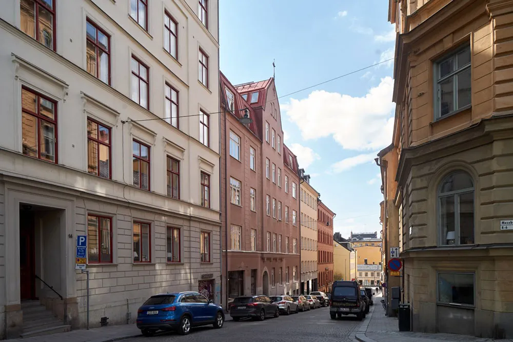 Helle Dachgeschosswohnung in Stockholm mit Schlafzimmer wie in einem Landhaus - Gallery image 16