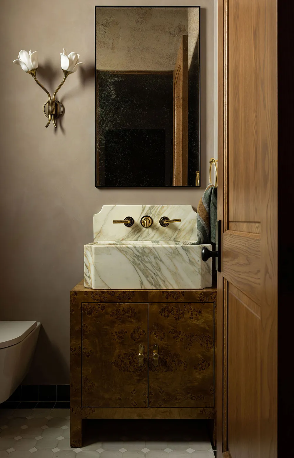 Hermoso y moderno hogar en California, que se disfraza perfectamente de villa colonial - Gallery image 2