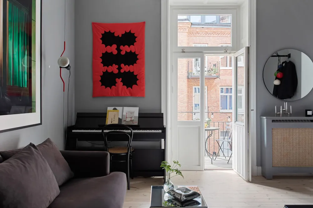Mały apartament muzyka w Stokholmie z szarymi ścianami i przegrodą (33 m²) - 4