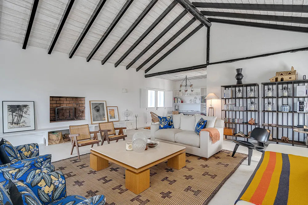 Weiße Innenräume und auffallende Details: Traditionelles Strandhaus in Portugal - Gallery image 7