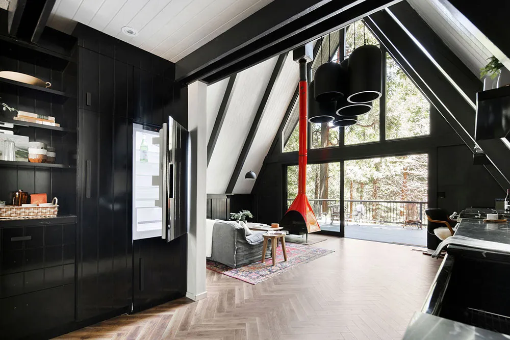 Accents noirs et cheminée rouge : une maison en forme de A dans la forêt - Gallery image 13