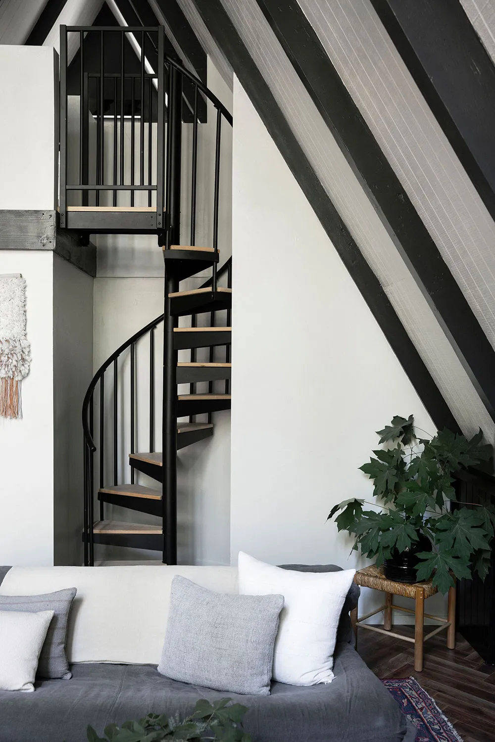 Accents noirs et cheminée rouge : une maison en forme de A dans la forêt - Gallery image 14