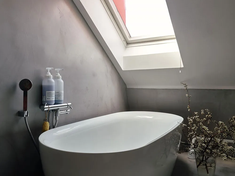 Helle Dachgeschosswohnung in Stockholm mit Schlafzimmer wie in einem Landhaus - Gallery image 13