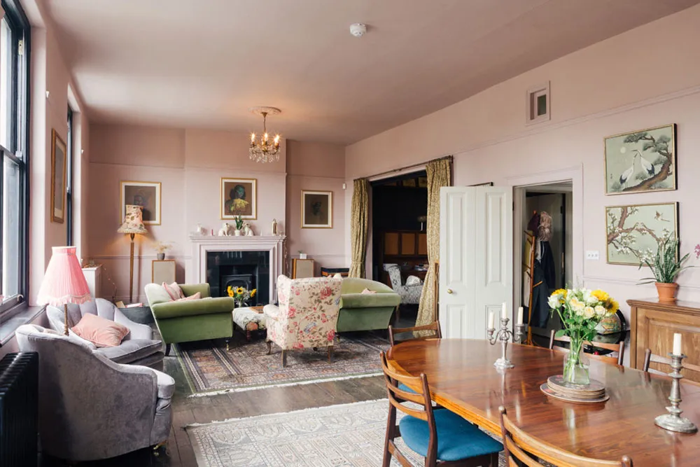 Schönes englisches Haus mit stoffrosa Wohnzimmer - Gallery image 10