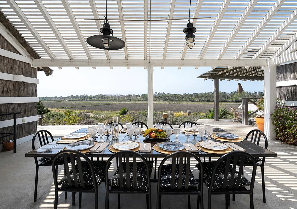 Weiße Innenräume und auffallende Details: Traditionelles Strandhaus in Portugal - Gallery image 18