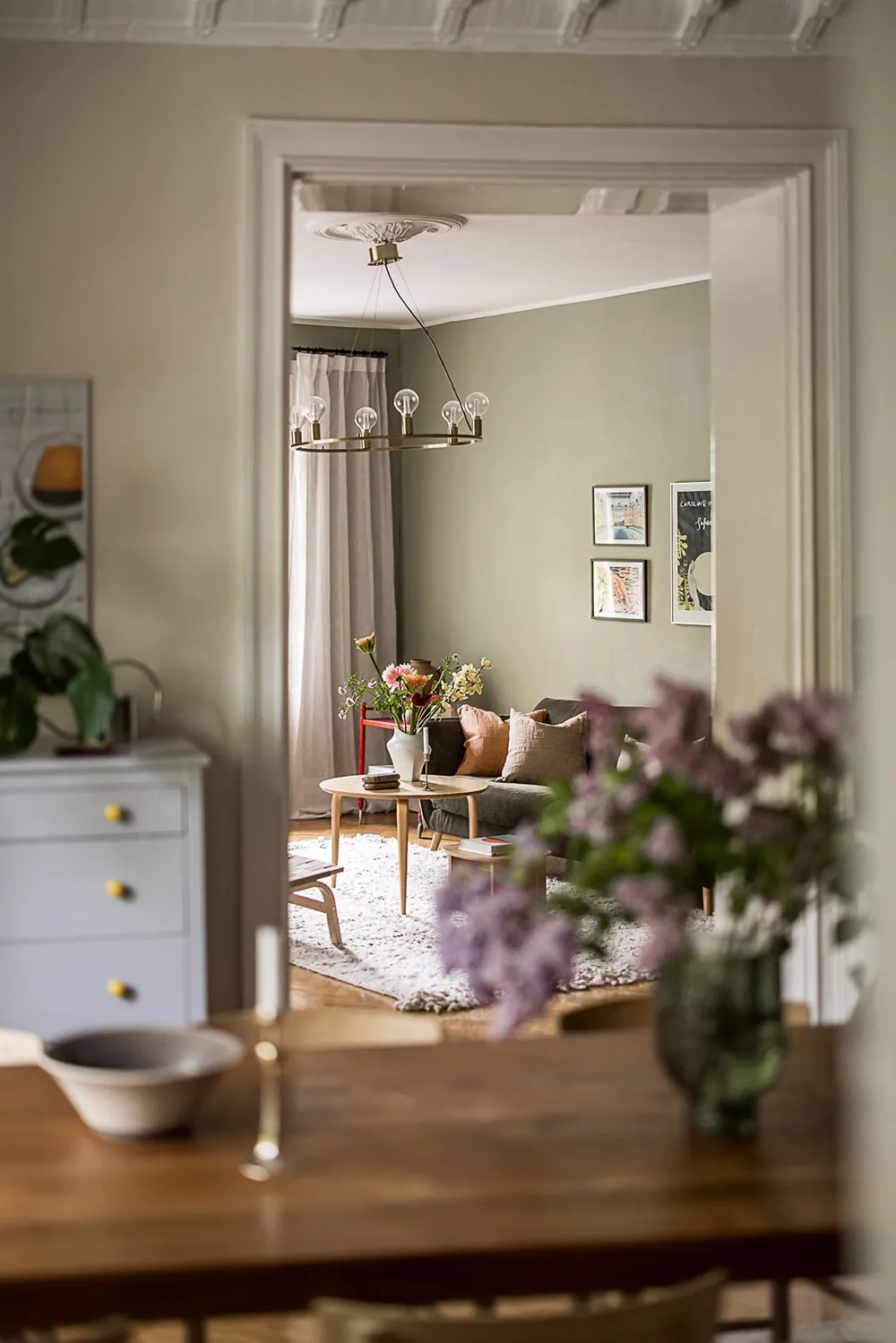 Huile d'olive et autres teintes vertes dans le design d'un appartement suédois (76 m²) - Gallery image 14