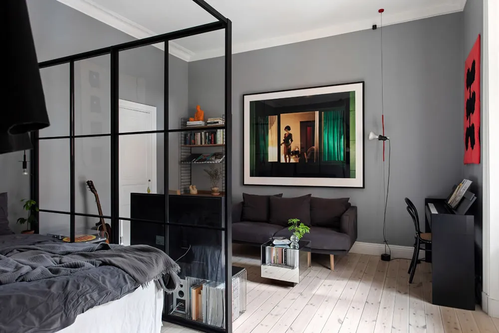 Mały apartament muzyka w Stokholmie z szarymi ścianami i przegrodą (33 m²) - 3