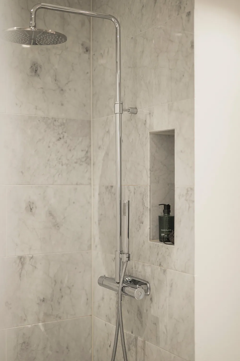 Jasny skandynawski wnętrze z skórzanympfu - Gallery image 30