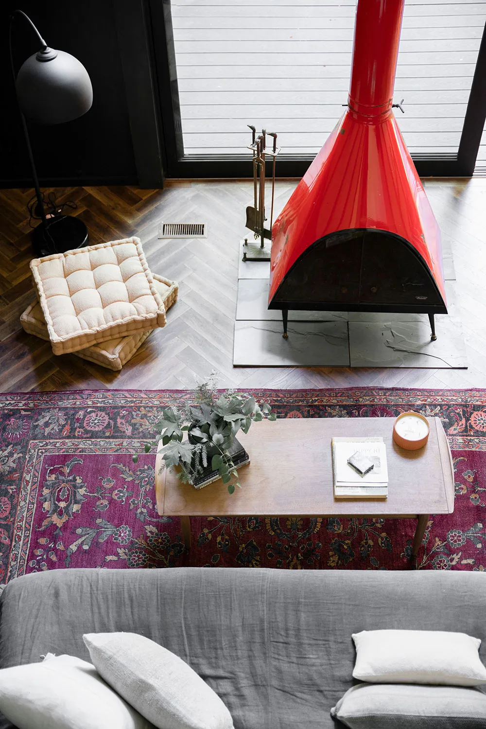 Accents noirs et cheminée rouge : une maison en forme de A dans la forêt - Gallery image 17