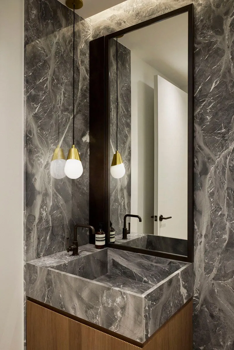 Modny dekor w ciepłych tonach i otwarte przestrzenie: loft w Nowym Jorku - Gallery image 13