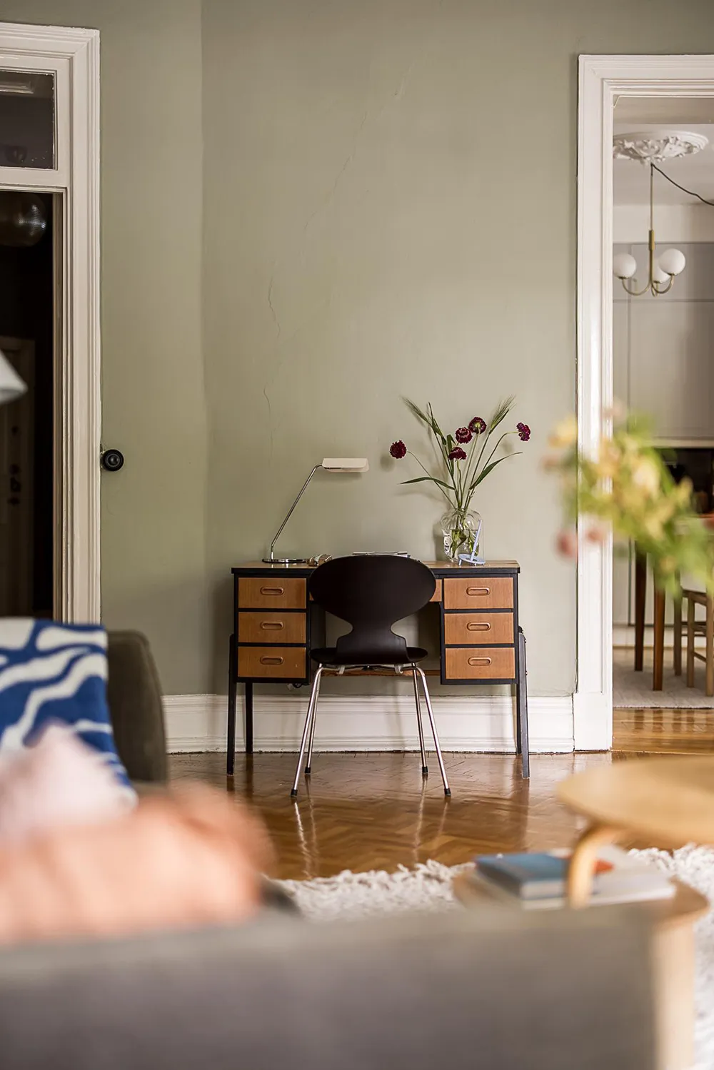 Huile d'olive et autres teintes vertes dans le design d'un appartement suédois (76 m²) - Gallery image 10