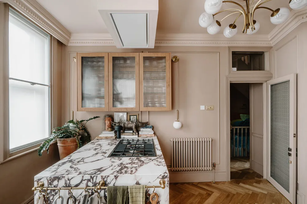 Бежевый, но не скучный: интерьер в здании 19 века в Лондоне - Gallery image 5