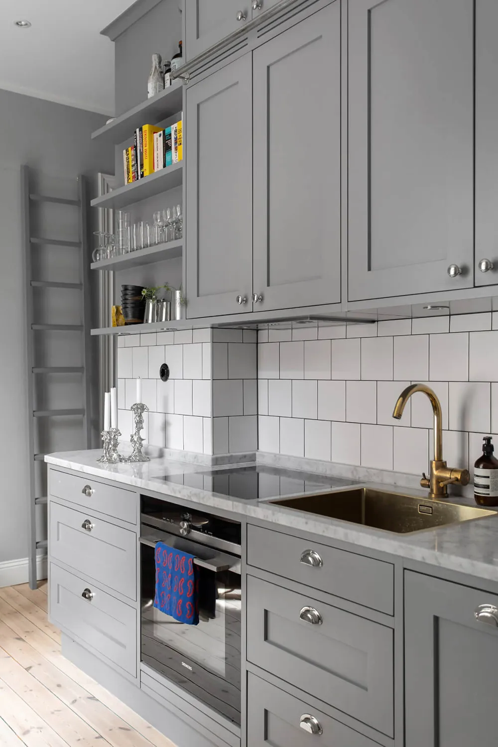 Mały apartament muzyka w Stokholmie z szarymi ścianami i przegrodą (33 m²) - 10