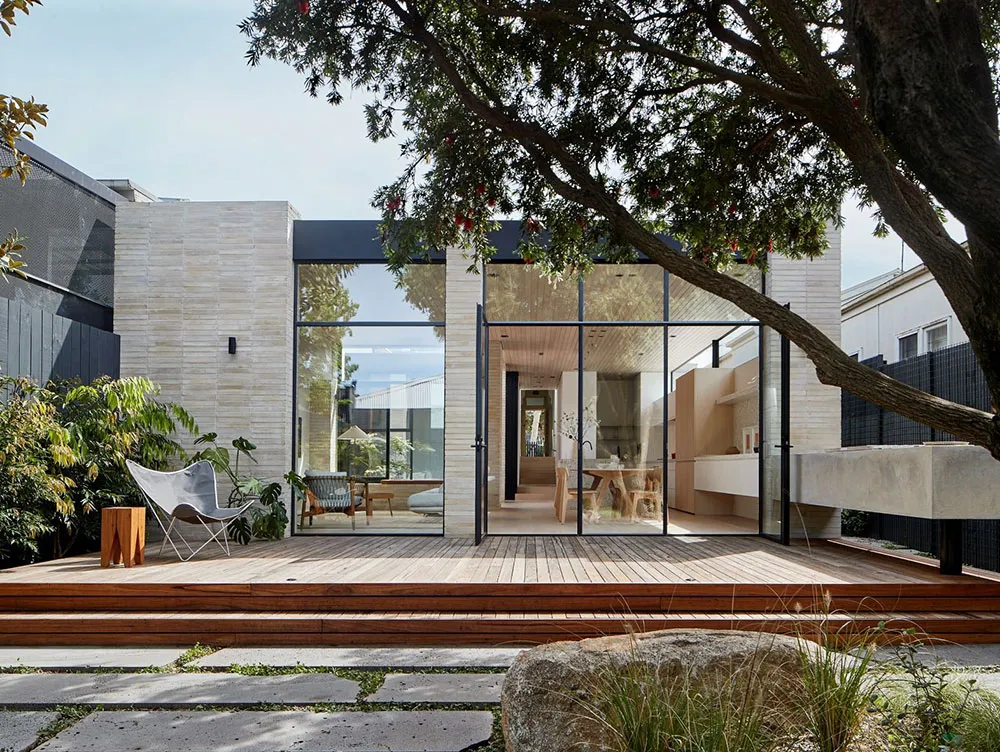 Piedra, madera, ladrillo: un interior moderno acogedor en Melbourne - Gallery image 2