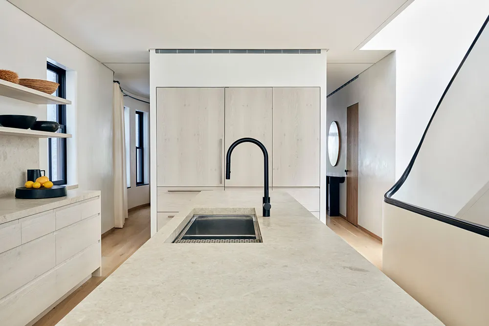 Intérieurs élégants de town-house à murs arrondis à New York - Gallery image 11