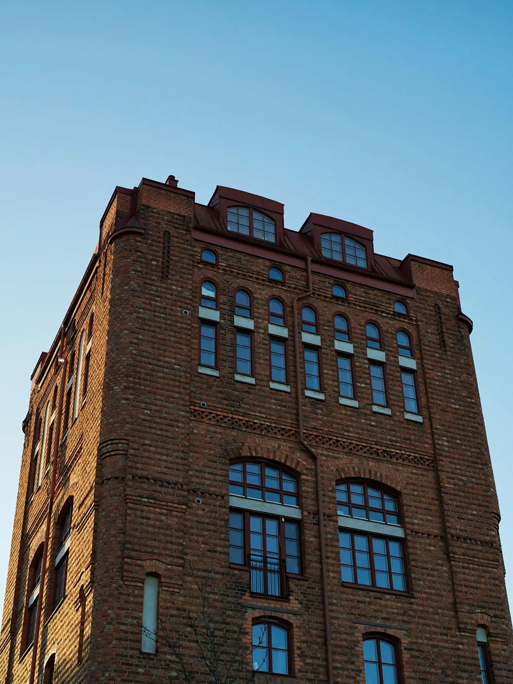 “रैपंज़ेल की तरह जीना: स्वीडन में एक जल-टावर में स्थित अपार्टमेंट” - Gallery image 2