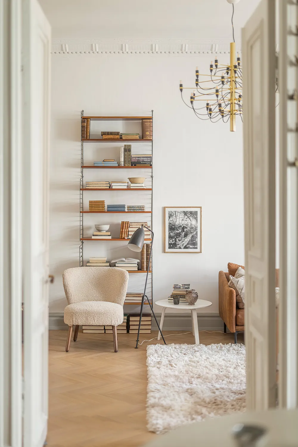 Jasny skandynawski wnętrze z skórzanympfu - Gallery image 21