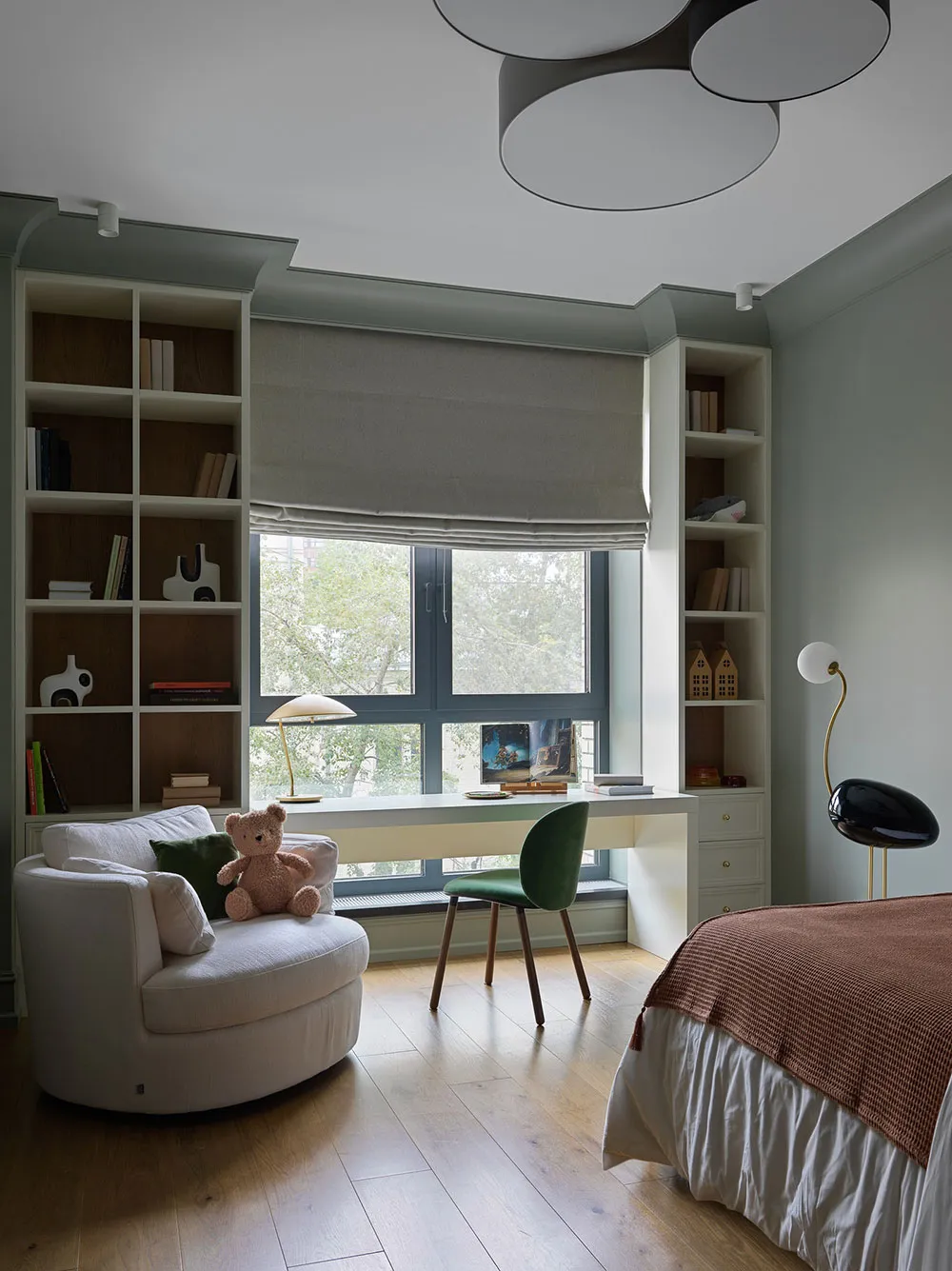 गहरे रंग एवं उत्कृष्ट आधुनिक डिज़ाइन: मॉस्को में एक युवा परिवार के लिए एक शानदार अपार्टमेंट - Gallery image 9