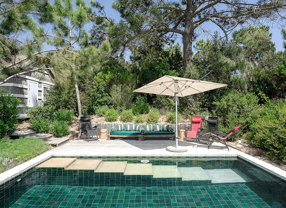 Weiße Innenräume und auffallende Details: Traditionelles Strandhaus in Portugal - Gallery image 20