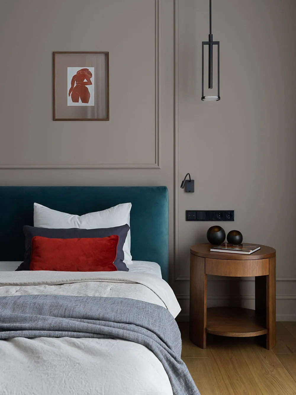 गहरे रंग एवं उत्कृष्ट आधुनिक डिज़ाइन: मॉस्को में एक युवा परिवार के लिए एक शानदार अपार्टमेंट - Gallery image 8