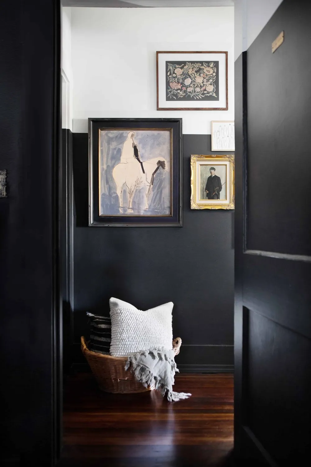 Acogedor cabaña rural en Texas con elementos oscuros en el diseño - Gallery image 16