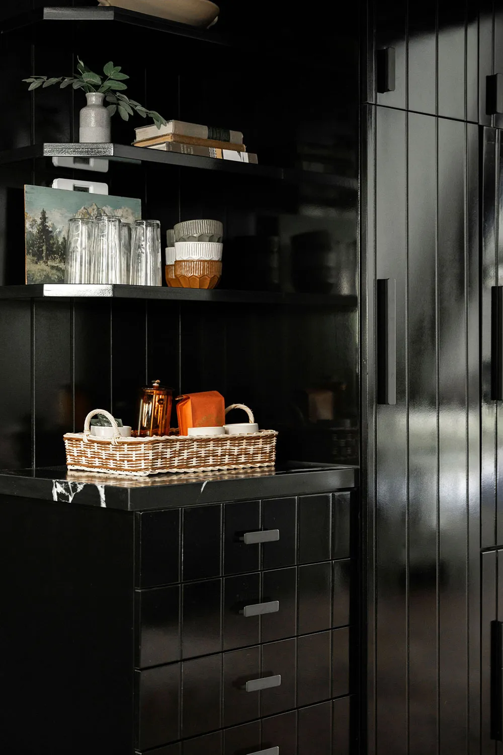 Accents noirs et cheminée rouge : une maison en forme de A dans la forêt - Gallery image 9