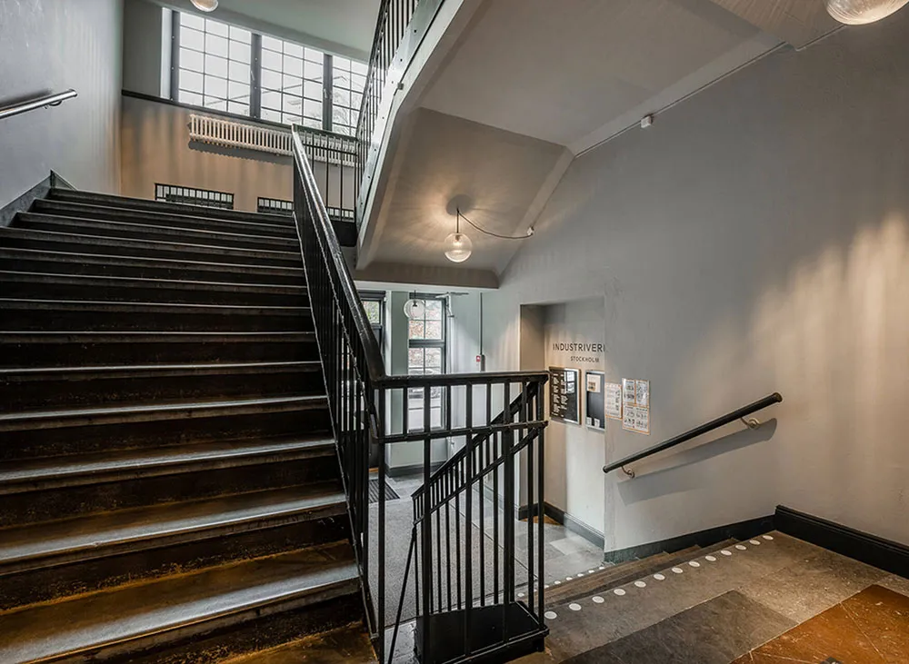 Altos techos y terraza: única vivienda en antiguo edificio de fábrica en Estocolmo - Gallery image 24