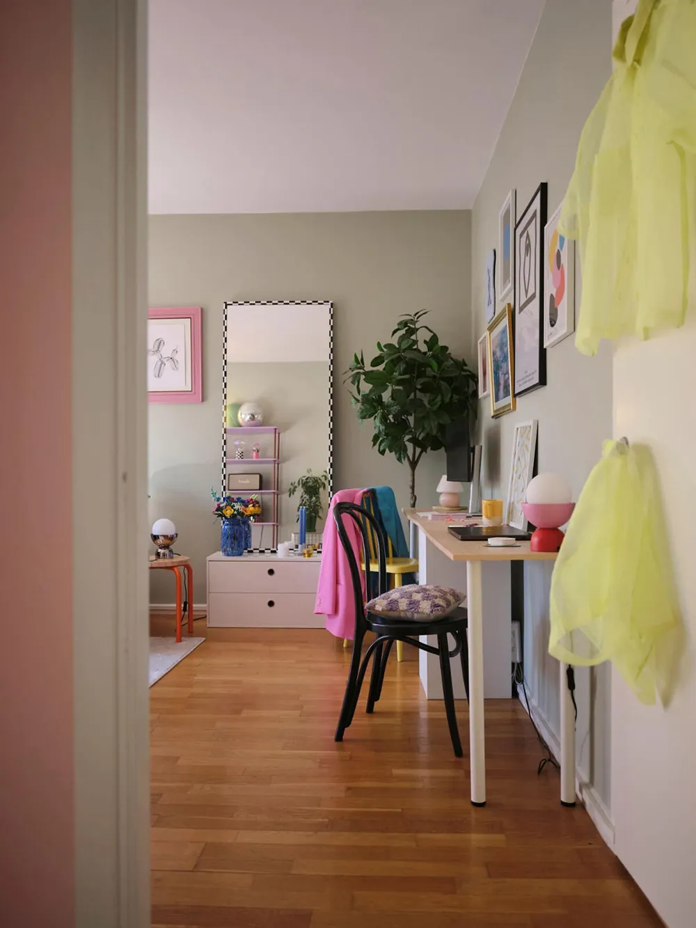 Pastel coloris joyeux dans le design d'une petite appartement scandinave (54 m²) - Gallery image 7