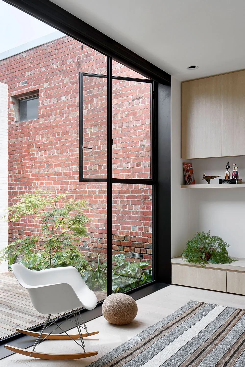 Piedra, madera, ladrillo: un interior moderno acogedor en Melbourne - Gallery image 14